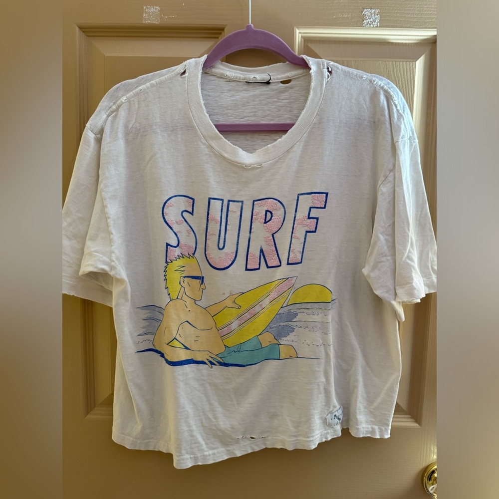 Super soft and comfortable vintage surf tee in white and blue #surf #90s